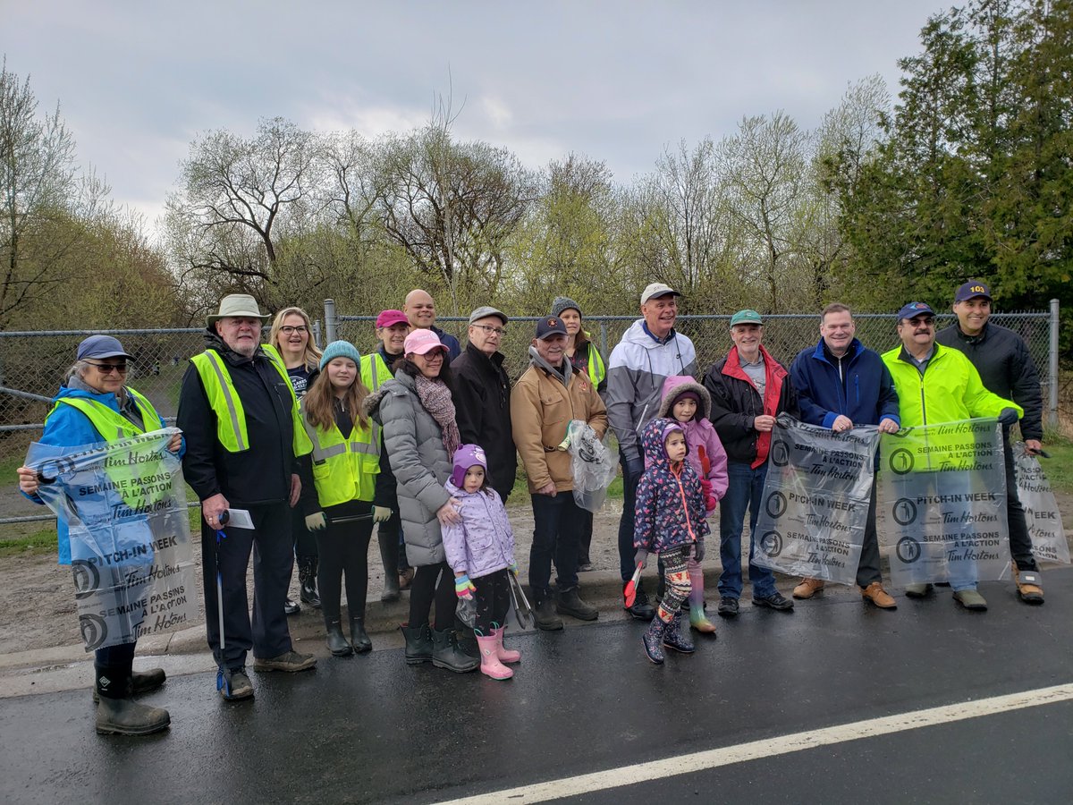 secondmarsh's tweet photo. Thanks to all the volunteers that participated in our #EarthDay clean up. A special thank you to our civic leaders & members from the Oshawa, Oshawa-Parkwood & Courtice Rotary Clubs. We collected 40 bags of garbage. The event was a great success! #Oshawa #SecondMarsh @oshawacity https://t.co/9CtssImq3i