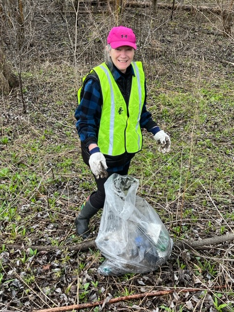 secondmarsh's tweet photo. Thanks to all the volunteers that participated in our #EarthDay clean up. A special thank you to our civic leaders & members from the Oshawa, Oshawa-Parkwood & Courtice Rotary Clubs. We collected 40 bags of garbage. The event was a great success! #Oshawa #SecondMarsh @oshawacity https://t.co/9CtssImq3i