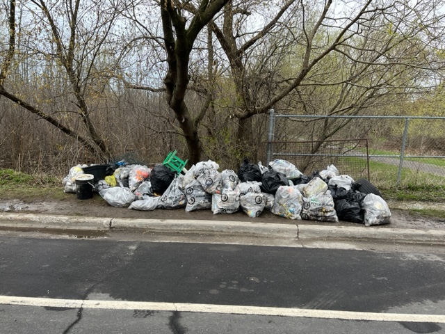 secondmarsh's tweet photo. Thanks to all the volunteers that participated in our #EarthDay clean up. A special thank you to our civic leaders & members from the Oshawa, Oshawa-Parkwood & Courtice Rotary Clubs. We collected 40 bags of garbage. The event was a great success! #Oshawa #SecondMarsh @oshawacity https://t.co/9CtssImq3i