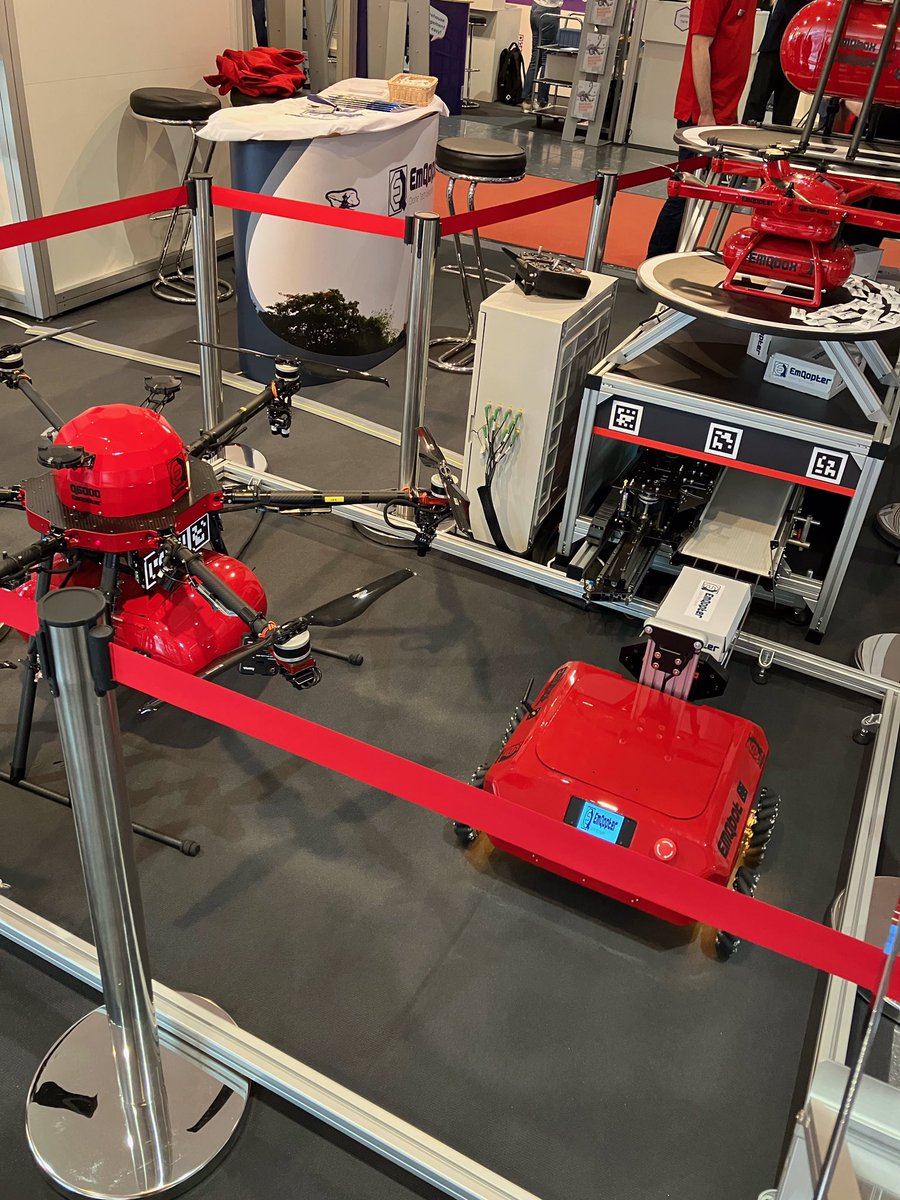 Papamicha007's tweet photo. Heute einen Abstecher zur #LogiMAT in #Stuttgart gemacht, spannende Sachen gesehen, u.a. auch den #Drohnenport von #Emqopter aus #Würzburg angesehen und dabei gleich noch @M_Steppan getroffen 😎😎 https://t.co/IbvyTlCZV0