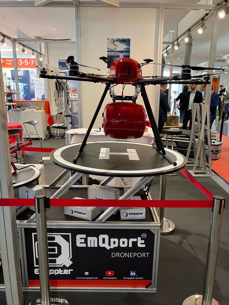 Papamicha007's tweet photo. Heute einen Abstecher zur #LogiMAT in #Stuttgart gemacht, spannende Sachen gesehen, u.a. auch den #Drohnenport von #Emqopter aus #Würzburg angesehen und dabei gleich noch @M_Steppan getroffen 😎😎 https://t.co/IbvyTlCZV0