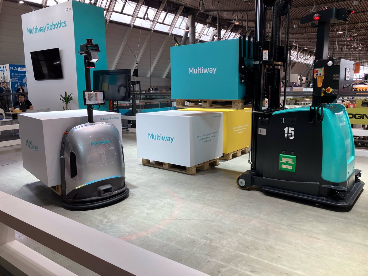 Papamicha007's tweet photo. Heute einen Abstecher zur #LogiMAT in #Stuttgart gemacht, spannende Sachen gesehen, u.a. auch den #Drohnenport von #Emqopter aus #Würzburg angesehen und dabei gleich noch @M_Steppan getroffen 😎😎 https://t.co/IbvyTlCZV0
