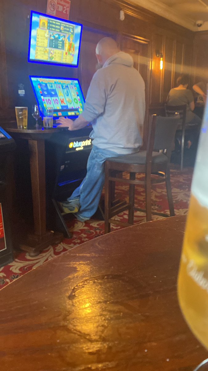 oeaton14's tweet image. 12:56pm in Wetherspoons. Geeza has sunk 50quid in bandit and ordered a chicken tikka masala. Warra life, love Sheffield.