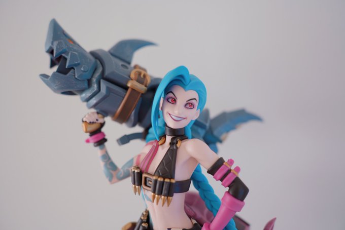 3 pic. My Jinx figurine is finally here! She’s the reason why I started playing league back in 2014/15
