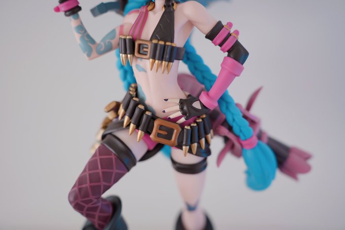 4 pic. My Jinx figurine is finally here! She’s the reason why I started playing league back in 2014/15