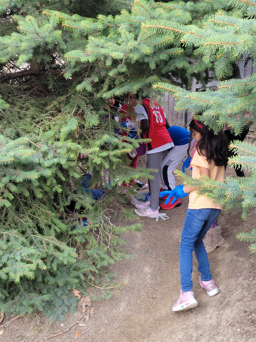 kcce_yr's tweet photo. “Earth Day” 🌎
The (SA-1) at Carnegie CCC wanted to save and protect the planet by cleaning up the garbage around the school area. https://t.co/EG4PjKR3z6