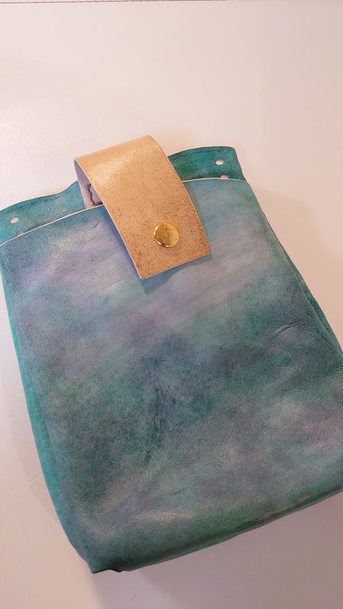 decoryunxa's tweet photo. 裏返して乾かしました。ヌメなのでちょっと硬め。青緑ベースなので金具はゴールドに。だいぶ完成が見えてきました。
#レザークラフト #サコッシュ https://t.co/kvtBwJrJVm