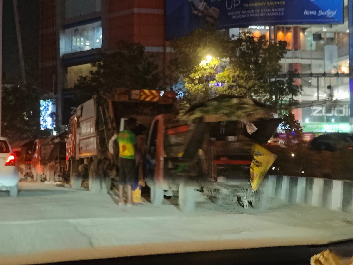 MindspeakerIND's tweet photo. Rd opp Star Bazar Andheri w is fld wth @mybmc garbage trucks prkd on th rd  evryd wth no actn frm @MTPHereToHelp to add to it Papillon Park hotel prks thr vchls on ths rd as well,ths trucks hv also dmgd th nwly instld gurdrls undr Andheri West metro stn @AndheriLOCA @mybmcwardKW https://t.co/lEFPjSVPCc