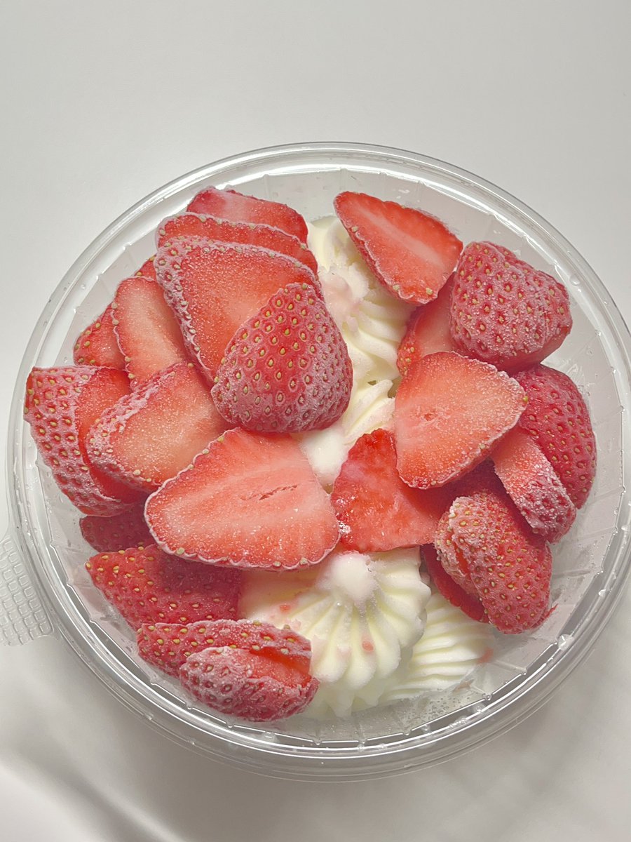 가족들이랑 요거트월드놀이해요🎶
어제산거라 딸기도 얼어있다💧