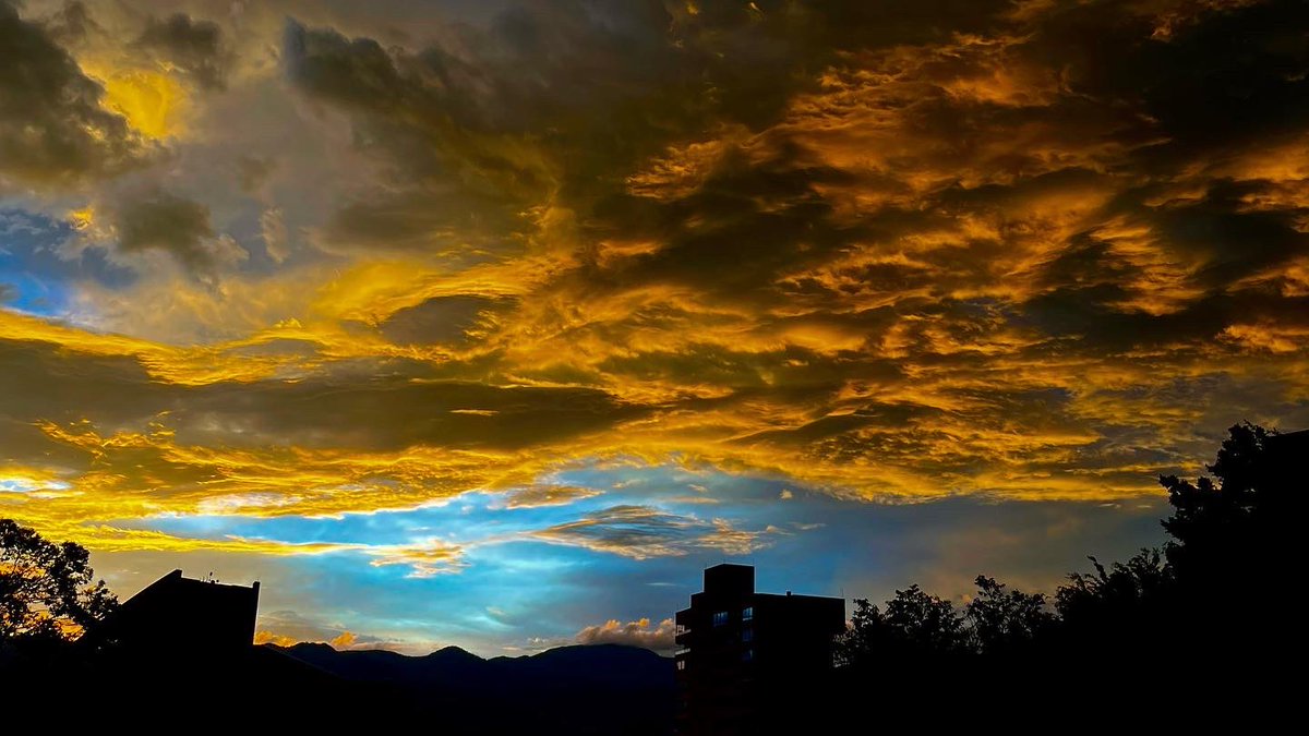 _JotaT's tweet photo. La magnificencia ayer del universo. https://t.co/r9KyOCGDna