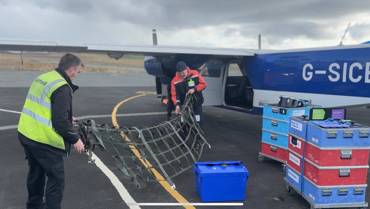 gsc1's tweet photo. #GSCOnTour update!
Despite unexpected changes, Andy completed his challenge of delivering to Foula Primary School!
Thanks to Airtask Group, who flew Andy & his cargo to the island after the boat was cancelled, he arrived safely where the children enjoyed the shows & exhibits. https://t.co/xxET3dskEo
