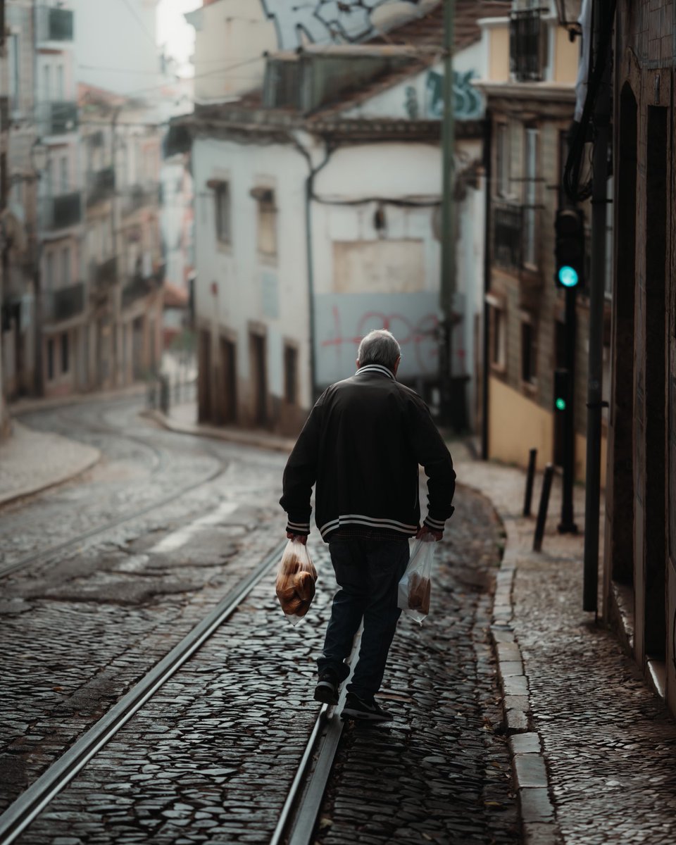 Bringing to the table 😊
#streetphoto #streetphotography #lisbon