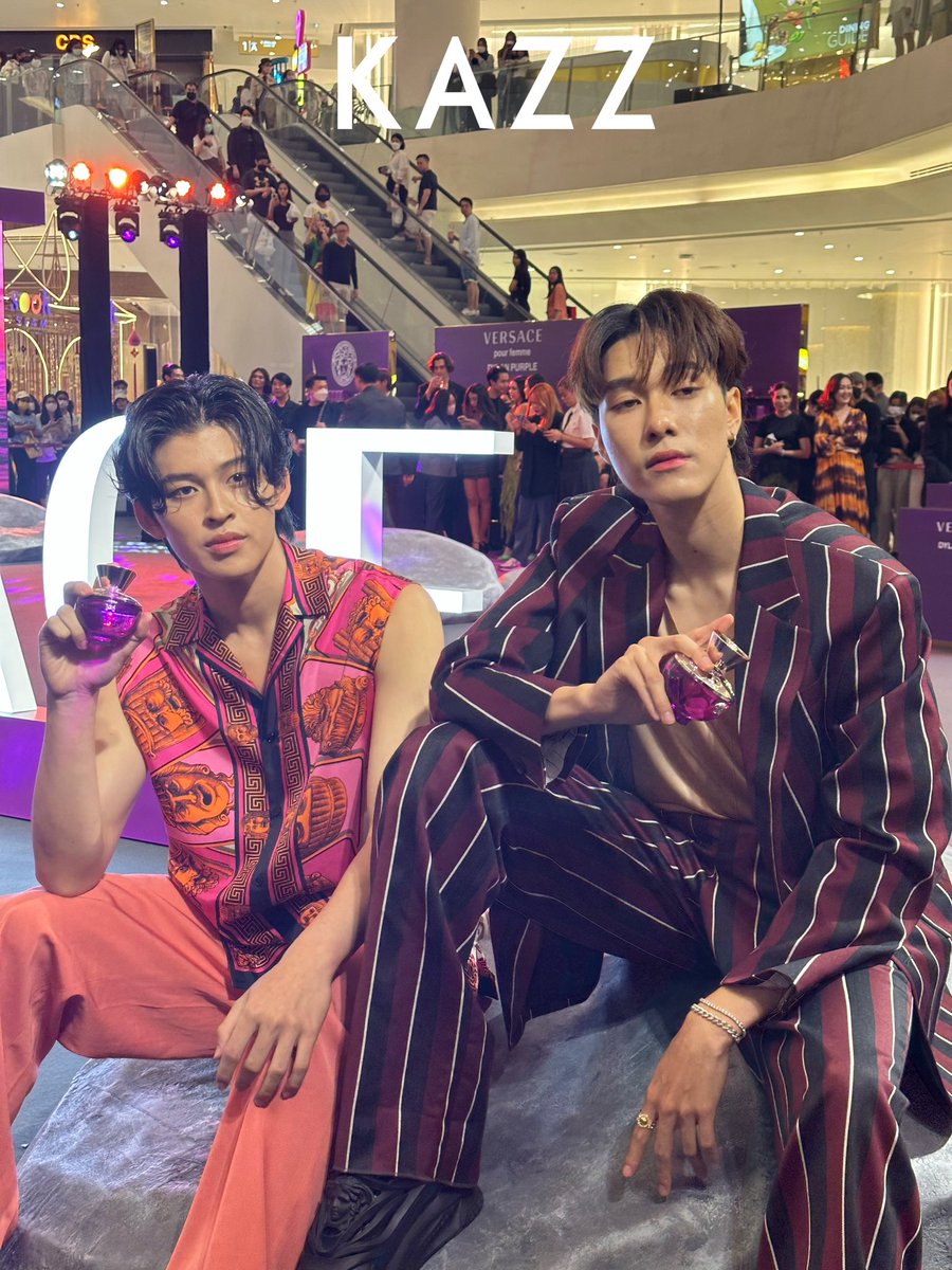 Kazzmagazine's tweet photo. สองหนุ่มหล่อ นานิ - ปอนด์ GMMTV 

ในงาน #VersaceFragrances
#VersaceDylanPurpleTH 

หล่อแบบนี้กรี๊ดดังๆหน่อยจ้า!! 💓💓

#KAZZMAGAZINE #ppnaravit #hirunkit_ #GMMTV https://t.co/UeEdFCXbuM