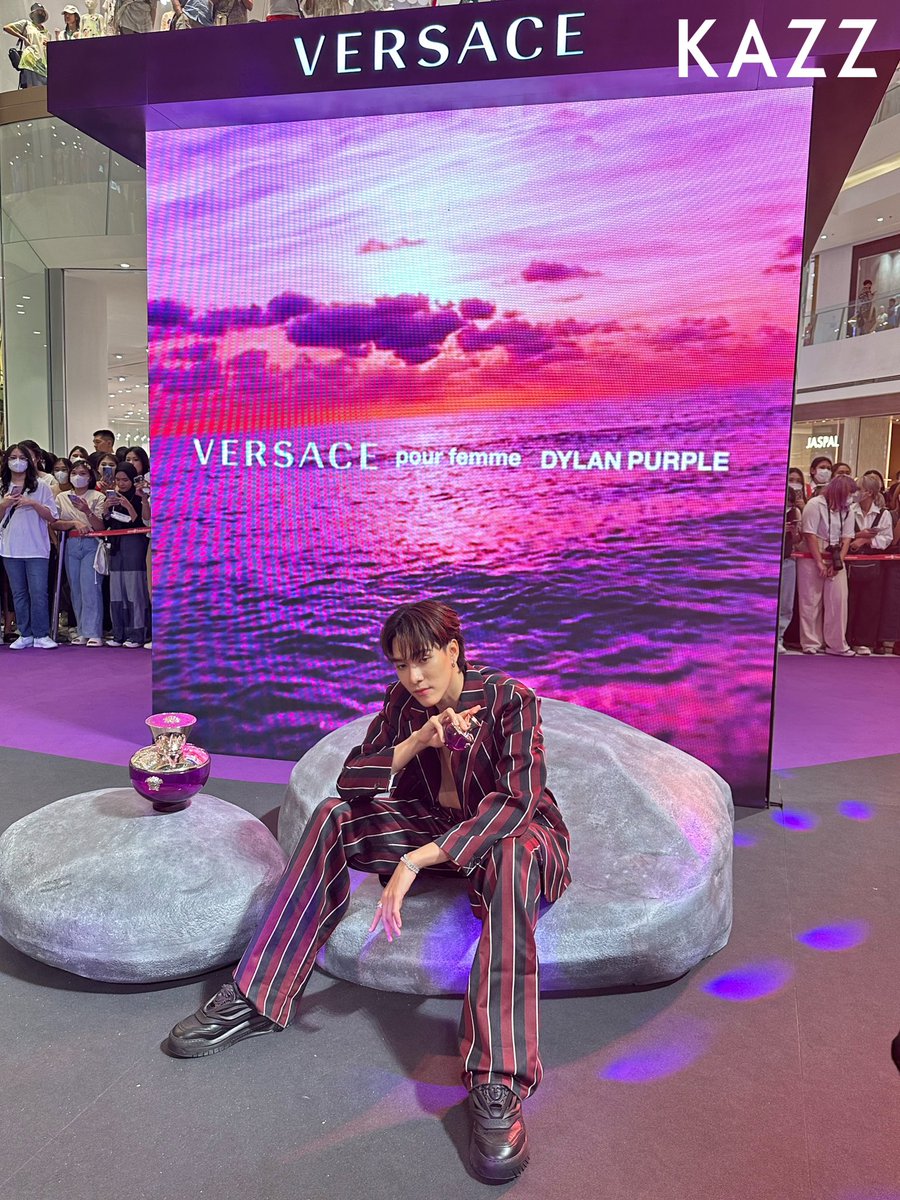 Kazzmagazine's tweet photo. สองหนุ่มหล่อ นานิ - ปอนด์ GMMTV 

ในงาน #VersaceFragrances
#VersaceDylanPurpleTH 

หล่อแบบนี้กรี๊ดดังๆหน่อยจ้า!! 💓💓

#KAZZMAGAZINE #ppnaravit #hirunkit_ #GMMTV https://t.co/UeEdFCXbuM