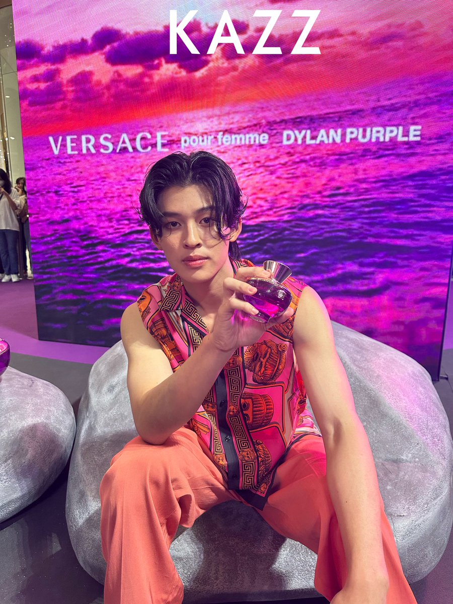 Kazzmagazine's tweet photo. สองหนุ่มหล่อ นานิ - ปอนด์ GMMTV 

ในงาน #VersaceFragrances
#VersaceDylanPurpleTH 

หล่อแบบนี้กรี๊ดดังๆหน่อยจ้า!! 💓💓

#KAZZMAGAZINE #ppnaravit #hirunkit_ #GMMTV https://t.co/UeEdFCXbuM