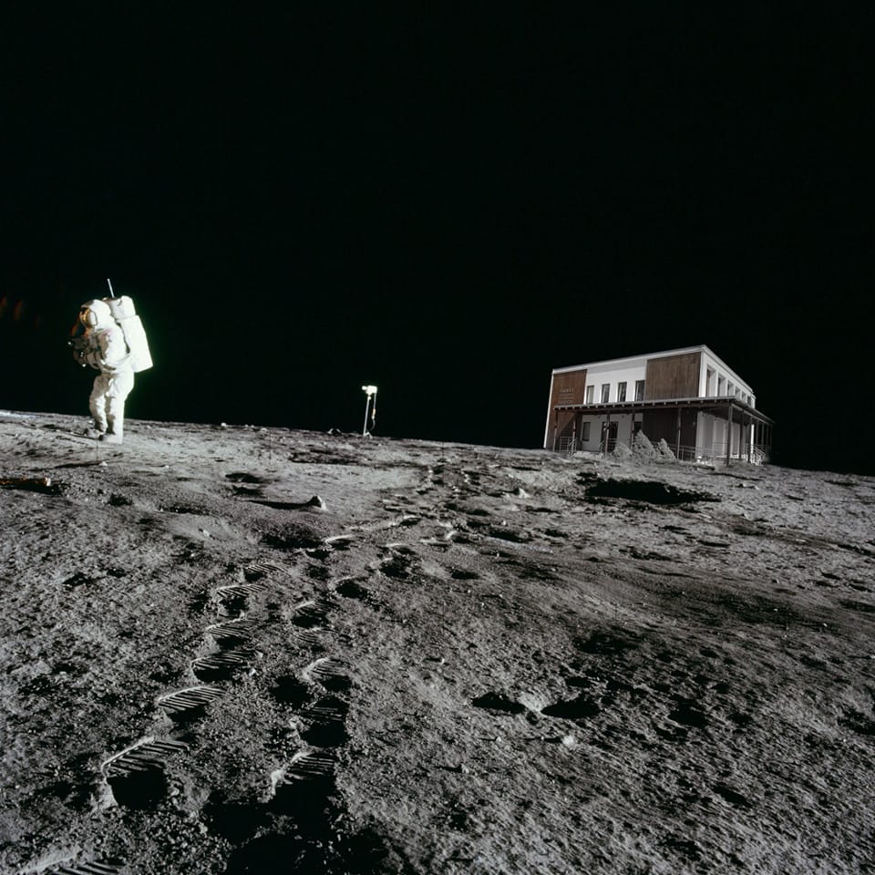 PILNĪGS KOSMOSS! 
Kosmonauts lūko pēc demokrātijas. Atmosfēras fizisko un psihoemocionālo apstākļu dēļ skafandrs+aprīkojums obligāts!
Foto uzņemts brīdī starp pašvaldības meteorītu triecieniem. Statistika liecina - kopš šā gada 1.februāra arī Ogres muzejā cietuši vairāki cilvēki