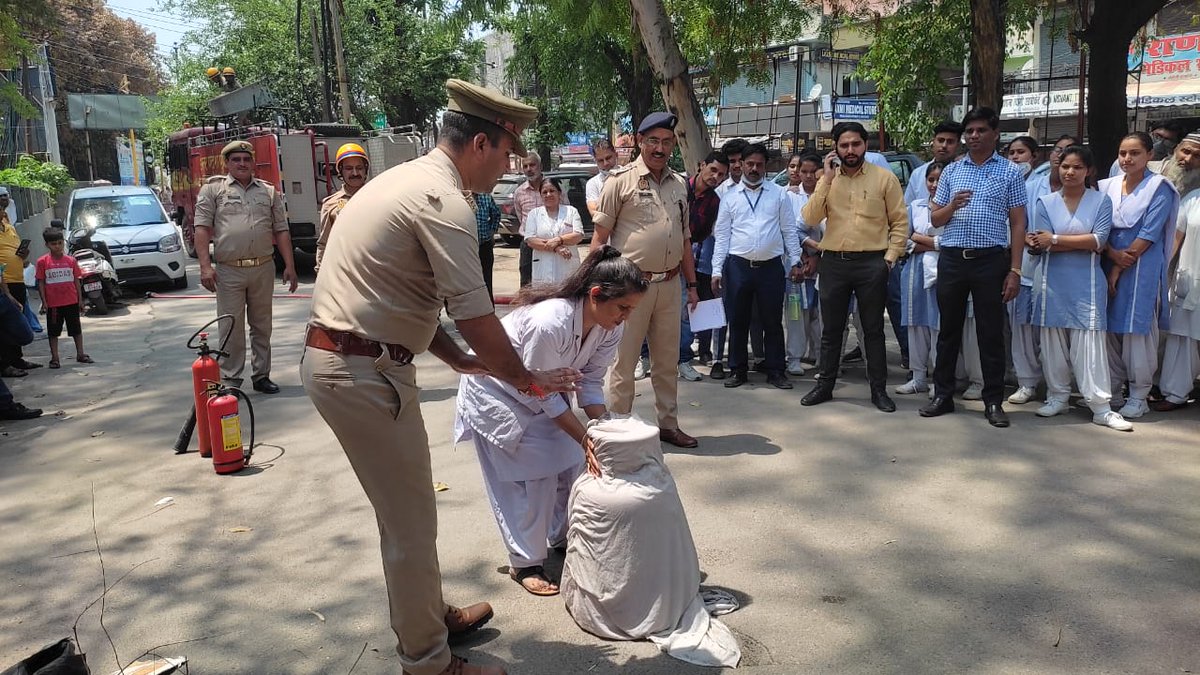 saharanpurfire's tweet photo. पुलिस महानिदेशक अग्निशमन एवं आपात सेवा महोदय के आदेशानुसार फायर सर्विस सहारनपुर के द्वारा जिला महिला चिकित्सालय, सहारनपुर में दिनांकः 26.04.2023 को मॉकड्रिल कराई एवं गैस सिलेंडर की आग बुझाने के तरीके बताये गए। @fireserviceup @dgpup @Uppolice https://t.co/eGAoabvxSA