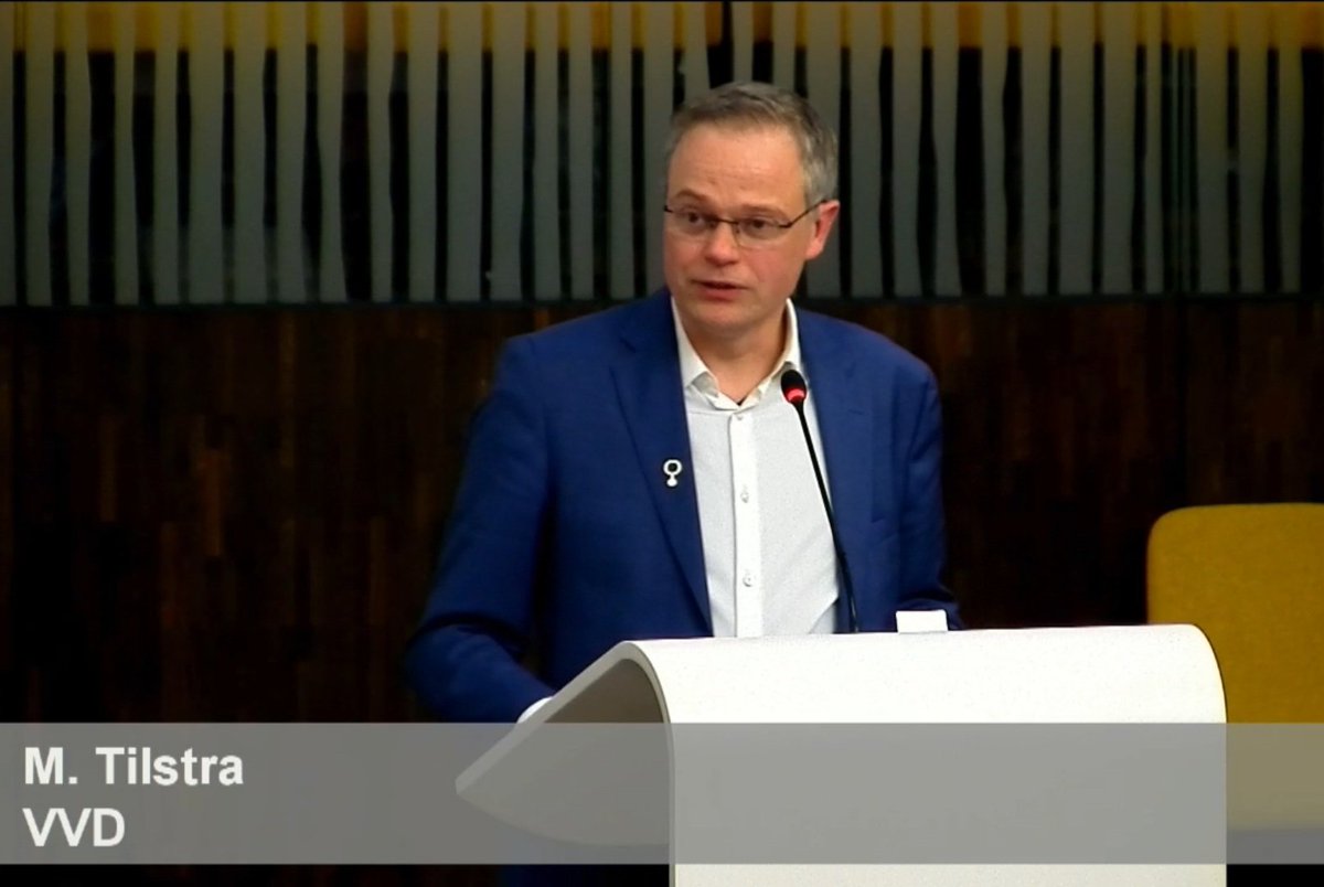 VVDLelystad's tweet photo. Ons raadslid @MartenTilstra keerde gisteren na een periode van ziekte terug in de @raadvanlelystad. @Benhuijskes63, die hem de afgelopen maanden verving, werd beëdigd als #fractieassistent. Ben werd ook opnieuw benoemd als lid van de Commissie van de Rekening. Beiden veel succes! https://t.co/zA8wIVdEo8
