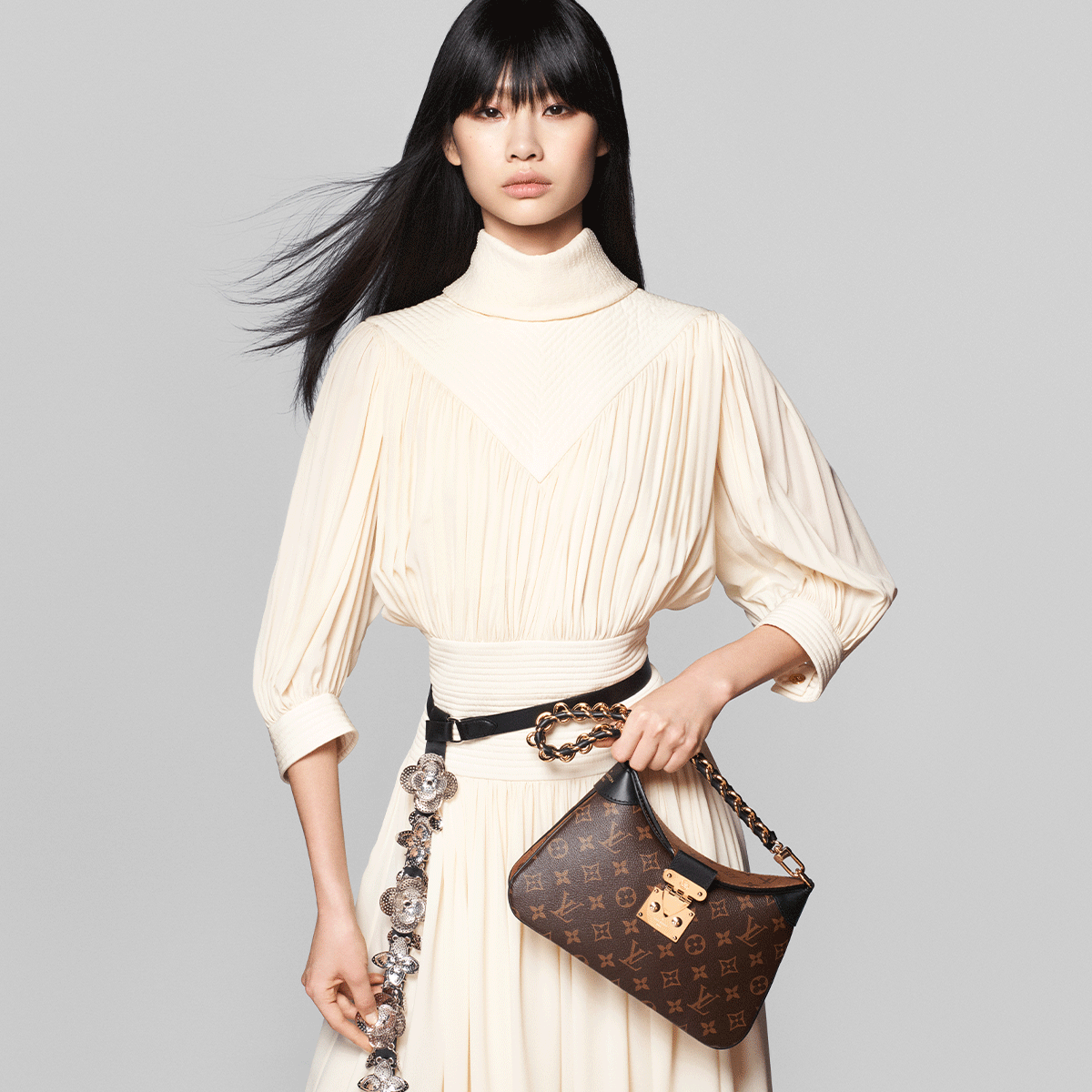 LouisVuitton's tweet photo. #LVPREFALL23
Women’s Pre-Fall Show 2023. #LouisVuitton presents its first Women’s Pre-Fall 2023 show, revealing @TWNGhesquiere’s latest collection in Seoul. Watch live on Saturday, April 29th at 8pm KST on Twitter or at https://t.co/r9VyUSKQnw

Featuring #Hoyeon and #SoraChoi https://t.co/eKBBIk6yGC