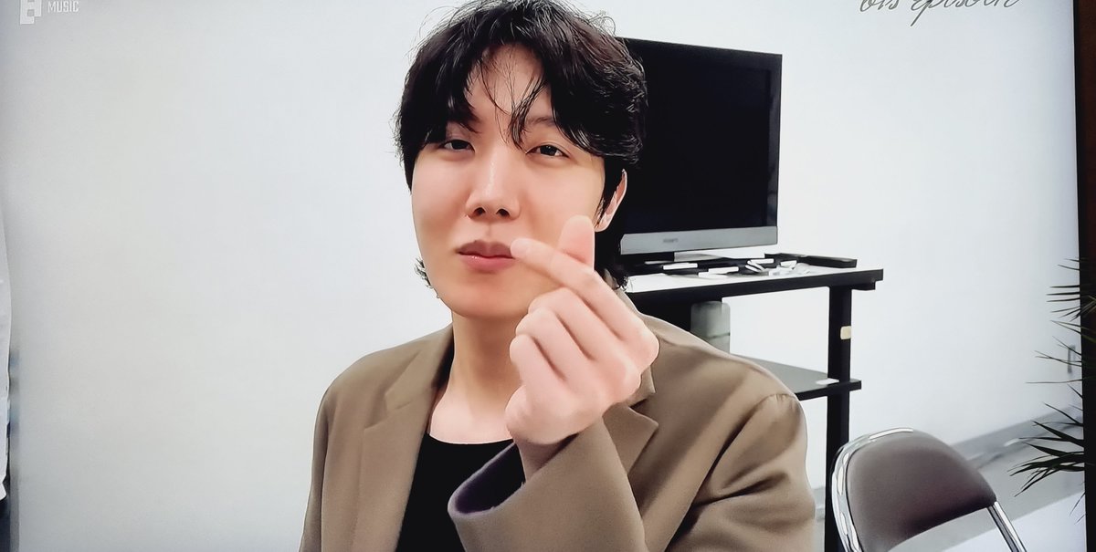 이쁘고 멋져서 더 보고싶은 정희망씨
나도 많이많이🫰💜
그나저나 의상이 너무 
남친재질.데이트 복장이세요.
#jhope #제이홉
#제이홉_조건없는_믿음으로_응원해