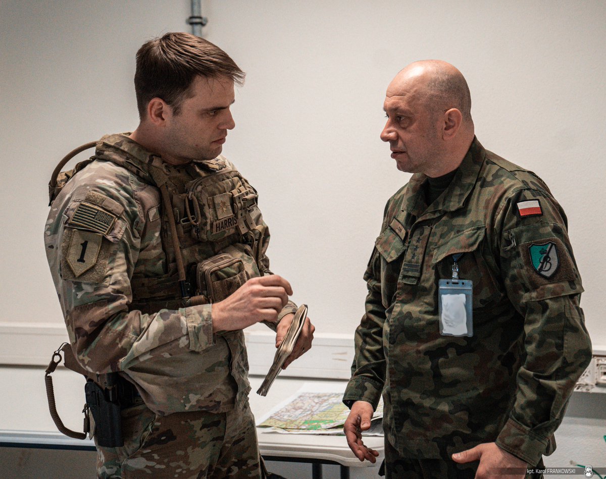 16Dywizja's tweet photo. Współpraca na poziomie międzynarodowym to podstawa sojuszu #NATO ❗
Szkolenie w Hohenfels jest idealnym odzwierciedleniem tych wzorców postępowania❗
Dlatego też #16DZ nieustannie koordynuje działania z żołnierzami #2ABCT , jednostki podległej dywizji podczas tego ćwiczenia. https://t.co/nk9SR8O83D