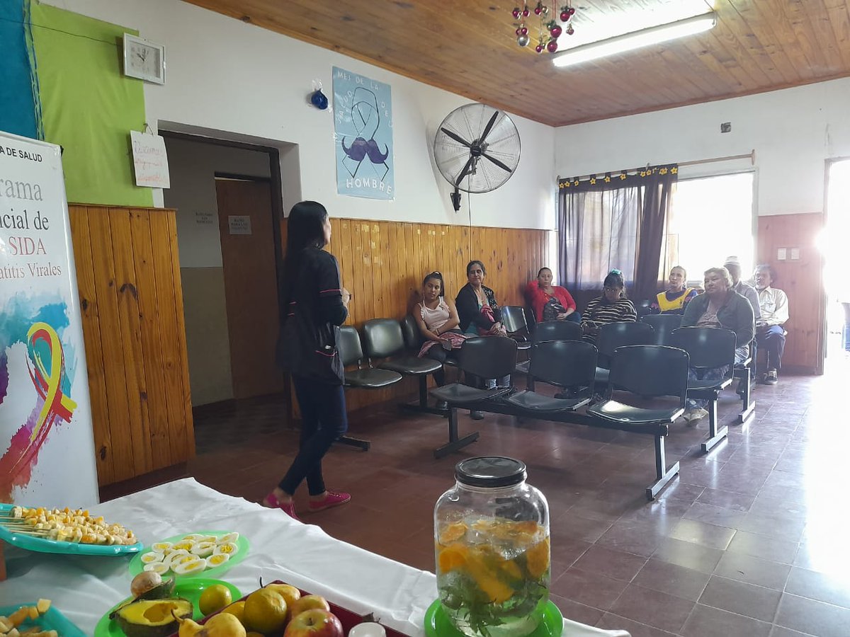 SaludMisiones's tweet photo. El programa de VHI en conjunto al programa de cáncer de colon y alimentación saludable
En el Caps Yacutinga, se brindaron charlas de prevención y testeos, entrega de folletria y preservativos

#hagamosquelasaludsigacreciendo #SiMisiones #GobiernodeMisiones https://t.co/8B3QDz7nn9