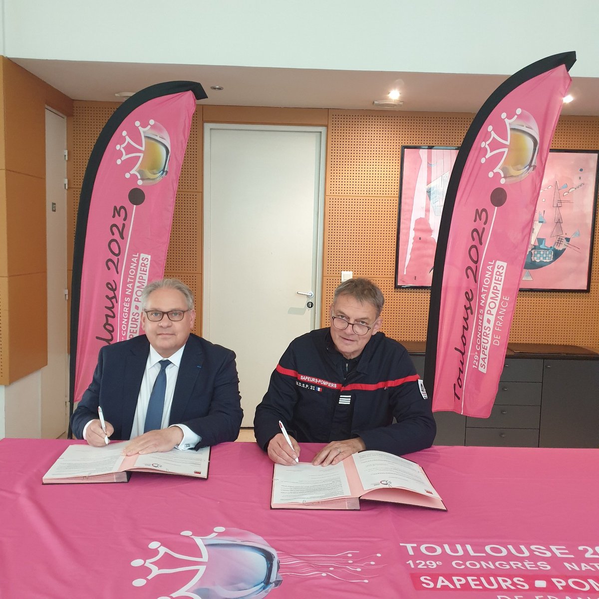 cnspf2023's tweet photo. Lundi, nous avons eu le plaisir d’accueillir Régis Cousin, président de la @FFMI_Incendie et Jean-Bertrand Heyral, délégué adjoint, venus signer une convention de partenariat avec le comité d’organisation Midi-Pyrénées #comipy.
Merci à eux pour leur confiance et leur soutien ! https://t.co/9h1PNlTskg