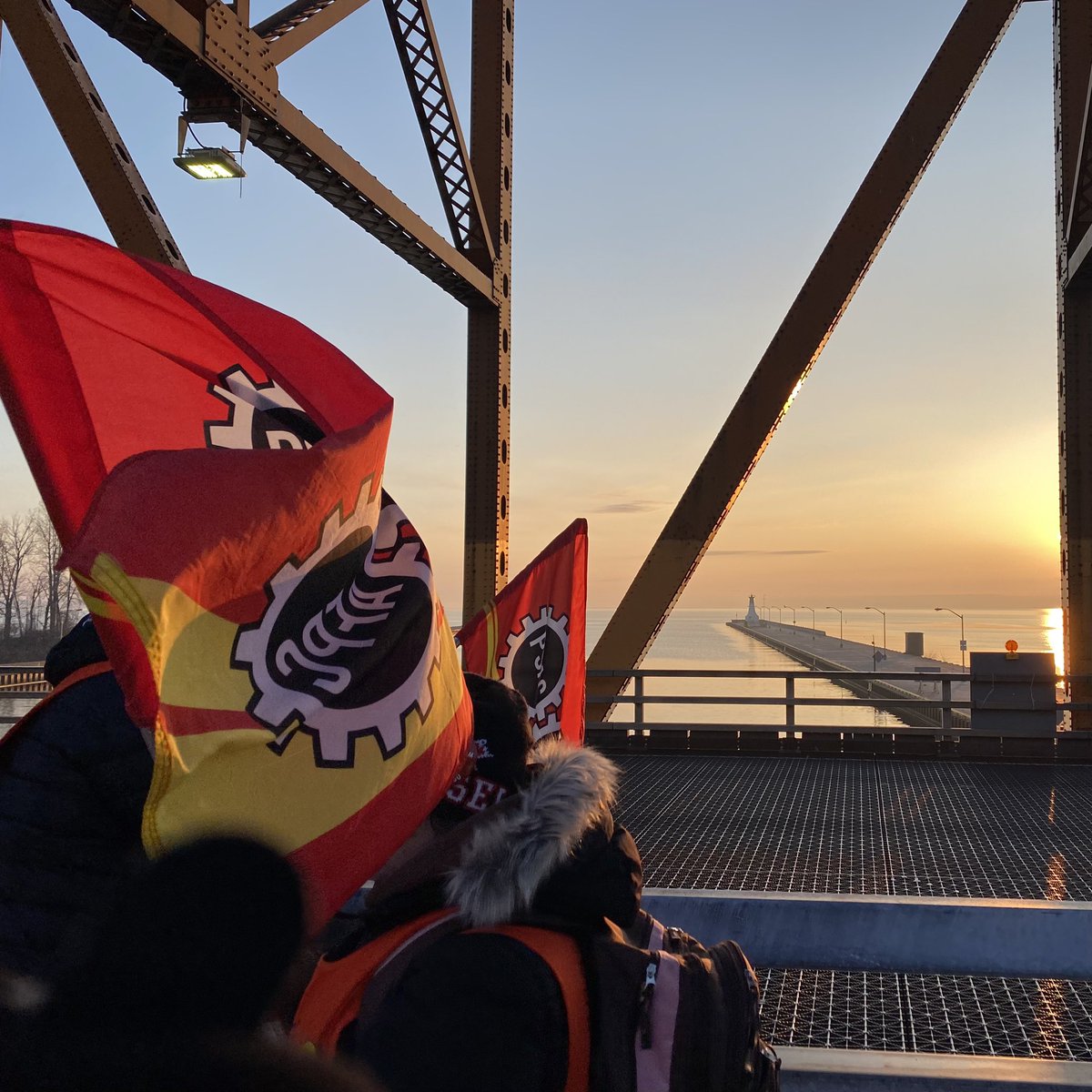 Took in the sunrise with #hamont @psac_afpc members who have taken the lift bridge, disrupting traffic in and out of the port to turn up the heat on @JustinTrudeau. #workerscantwait for relief in the face of crushing inflation.