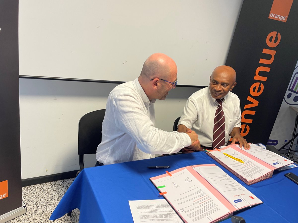 ccimayotte's tweet photo. 𝐒𝐢𝐠𝐧𝐚𝐭𝐮𝐫𝐞 𝐝𝐞 𝐜𝐨𝐧𝐯𝐞𝐧𝐭𝐢𝐨𝐧
Nous avons signé une convention avec Orange Digital Center afin d'accompagner les "Doukas" à se digitaliser, à devenir plus attractifs et à monter en compétences.
#Orange #entreprises #Digital #Douka https://t.co/FJ93AoLYPs