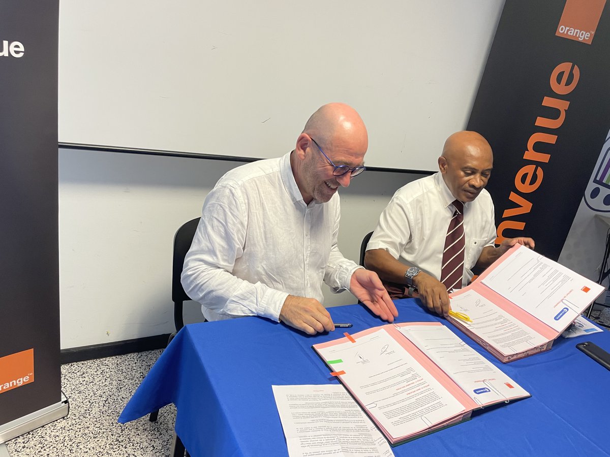 ccimayotte's tweet photo. 𝐒𝐢𝐠𝐧𝐚𝐭𝐮𝐫𝐞 𝐝𝐞 𝐜𝐨𝐧𝐯𝐞𝐧𝐭𝐢𝐨𝐧
Nous avons signé une convention avec Orange Digital Center afin d'accompagner les "Doukas" à se digitaliser, à devenir plus attractifs et à monter en compétences.
#Orange #entreprises #Digital #Douka https://t.co/FJ93AoLYPs