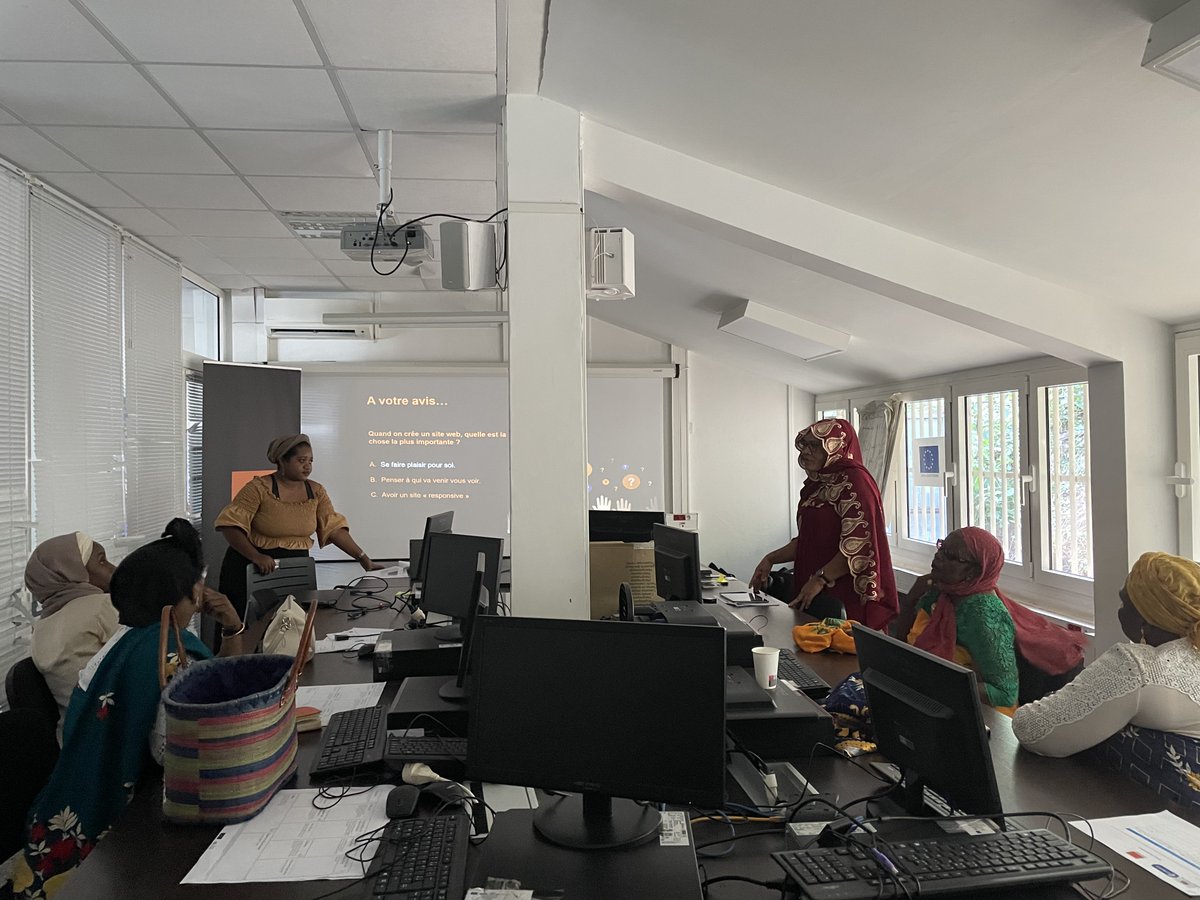 ccimayotte's tweet photo. 𝐒𝐢𝐠𝐧𝐚𝐭𝐮𝐫𝐞 𝐝𝐞 𝐜𝐨𝐧𝐯𝐞𝐧𝐭𝐢𝐨𝐧
Nous avons signé une convention avec Orange Digital Center afin d'accompagner les "Doukas" à se digitaliser, à devenir plus attractifs et à monter en compétences.
#Orange #entreprises #Digital #Douka https://t.co/FJ93AoLYPs