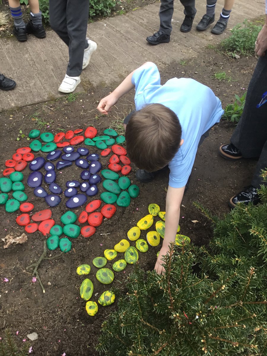RGSprep's tweet image. Earlier in the year, each Pre-Prep boy painted a stone in their house colour and marked them with their thumbprint. This week the boys positioned their stones to create the RGS rose and crown in the Pre-Prep garden. #RGSPrep #SchoolHouse #EarlyYearsActivities #SurreyPrepSchool