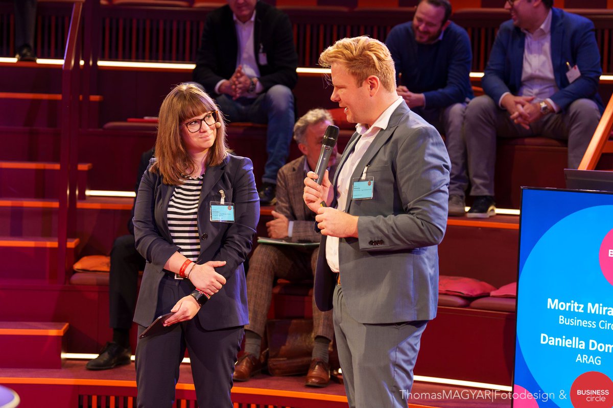 Ob moderieren Spaß macht? Ja!! Und die Vienna Legal Tech kann ich auch nur empfehlen, der Austausch mit unseren deutlichen digitaleren Nachbarn ist schon immer wertvoll und gewinnbringend gewesen. Endlich wieder live und in Farbe 😬