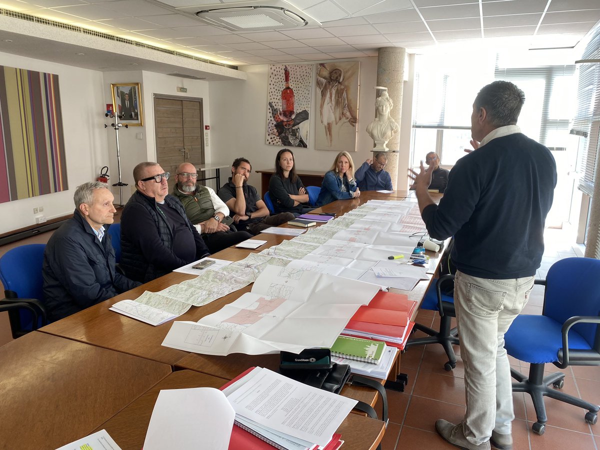 viaOccitanieTV's tweet photo. #Maury : Élus, vignerons et associations environnementales vent debout contre le projet de remplacement de la ligne haute tension dans la Vallée de l’#Agly.
Selon eux, ce projet « dénaturerait » le paysage des #Fenouillèdes. https://t.co/VX97OSm9G3