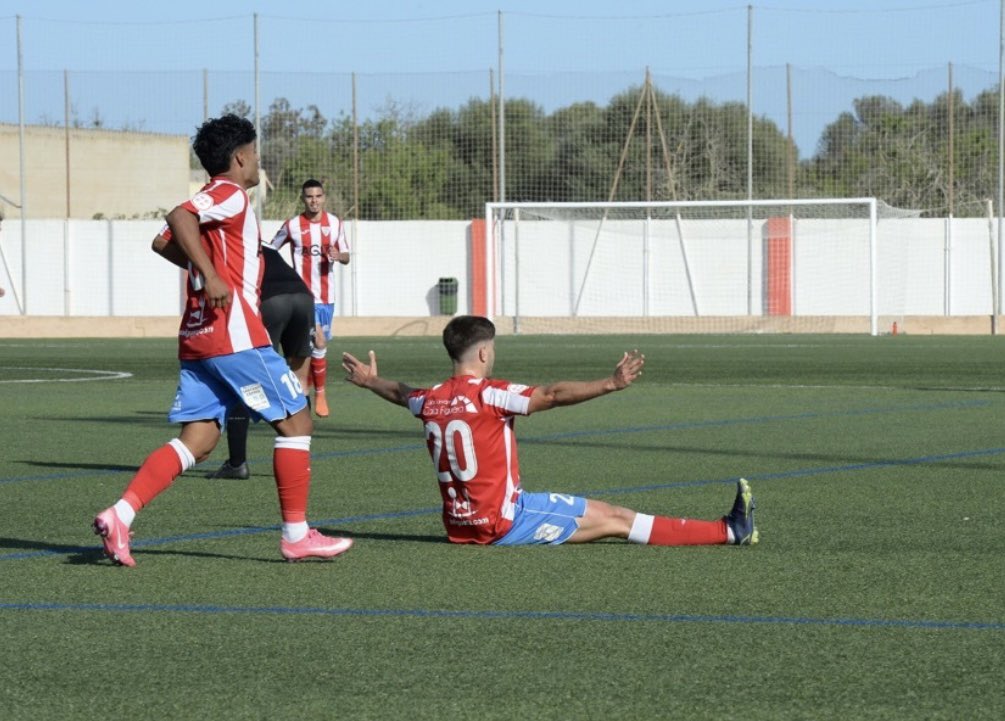 CE_Santanyi's tweet photo. 🔜 4 dies pel partit d’anada de la 1a eliminatòria de la fase d’ascens

🍍Tots junts a per la victòria!

🎟️ Ja hi ha a la venda els tickets de torrada + entrada al bar del camp de futbol i a Can Chono!

🎧 Recordeu que abans del partit hi ha Fan Zone per l’afició!

🔴⚪️🔴⚪️ https://t.co/q55hPBsr80