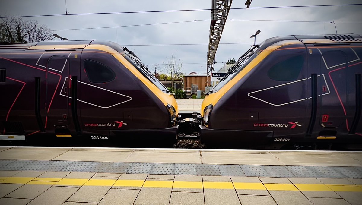 SydneyBridgeTMD's tweet image. Some @RailwaySymmetry from Stafford and Crewe courtesy of @CrossCountryUK 221144 + 220001 and @LNRailway 350101 + 3502310 #Class220 #Class221 #Class350 #RailwaySymmetry #RailwayPhotography #WCML #Stafford #Crewe