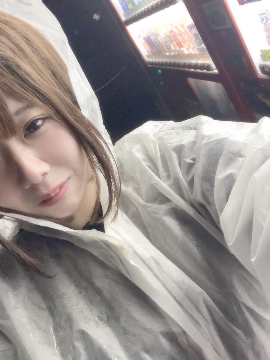 R8a4Jm's tweet photo. 喉乾いたから自販機にＧＯ🍹
雨も降ったり止んだり降るなら降ってぇ☔️ https://t.co/6TNOqxq8xo