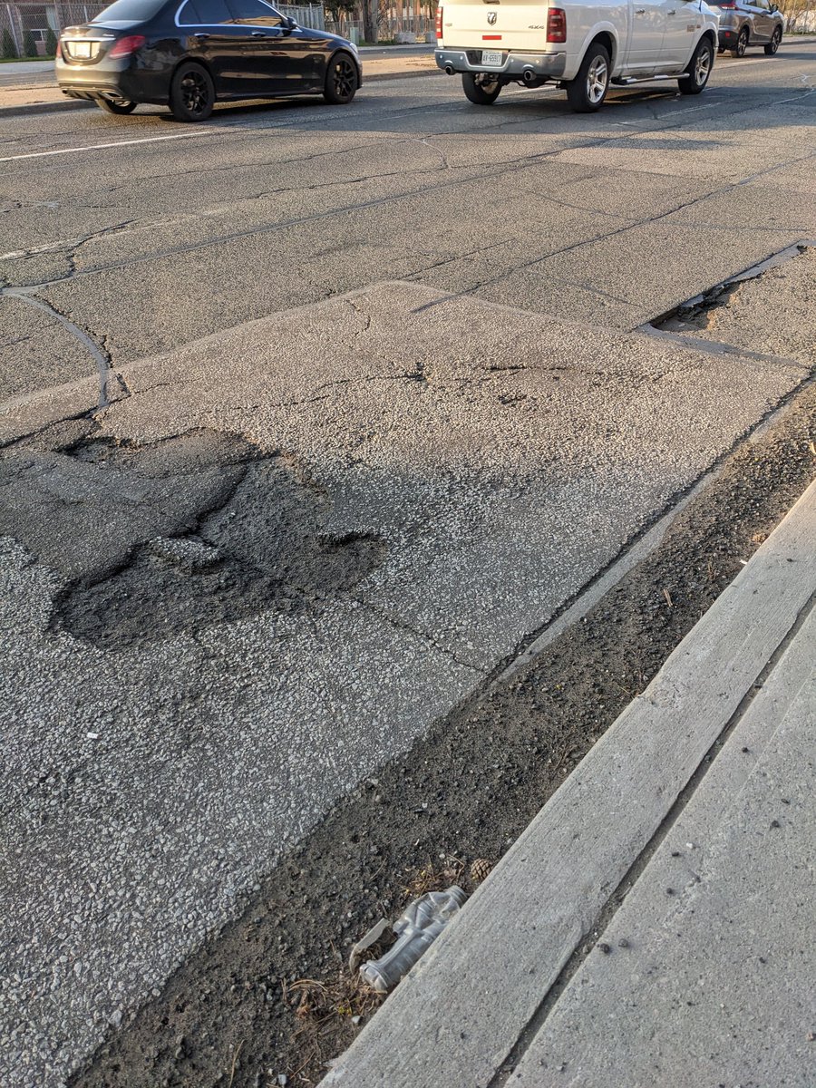 @cityoftoronto #Scarborough 
#roads @MitzieHunter
Scarborough needs serious attention with horrible potholes.#kingstonroad