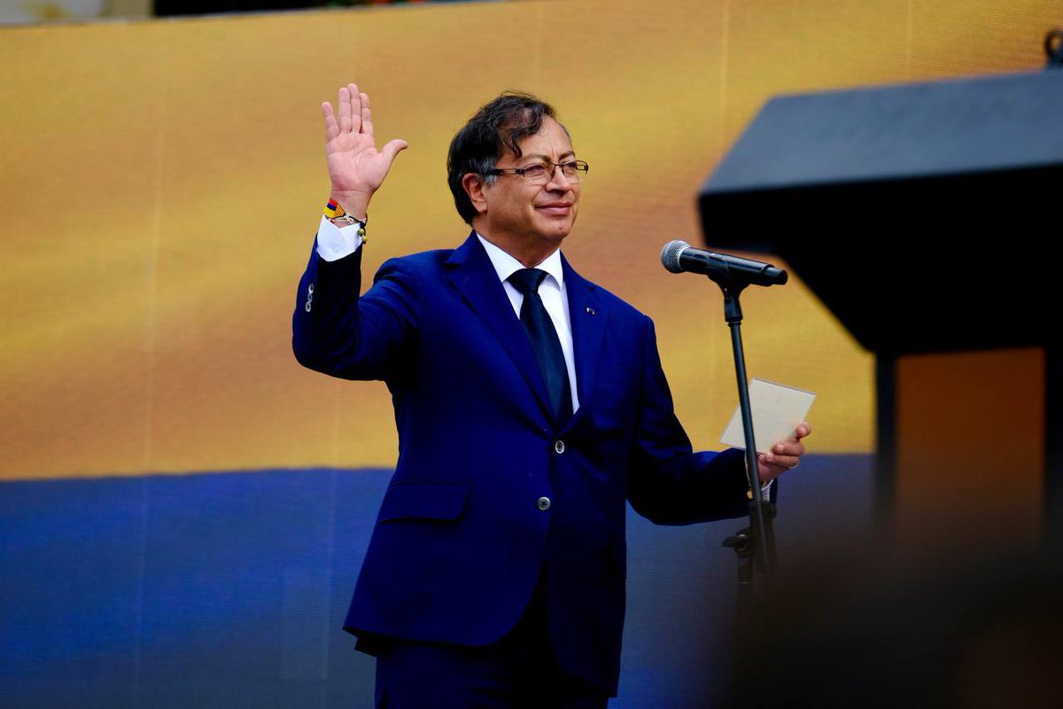 SoyHernanOspina's tweet image. El presidente @petrogustavo el 7 de agosto del 2022 juró ante el pueblo de Colombia defender, hacer cumplir la constitución y adelantar las reformas sociales que el país necesita. Eso es lo que está haciendo. 

¡Adelante, presidente! 🇨🇴