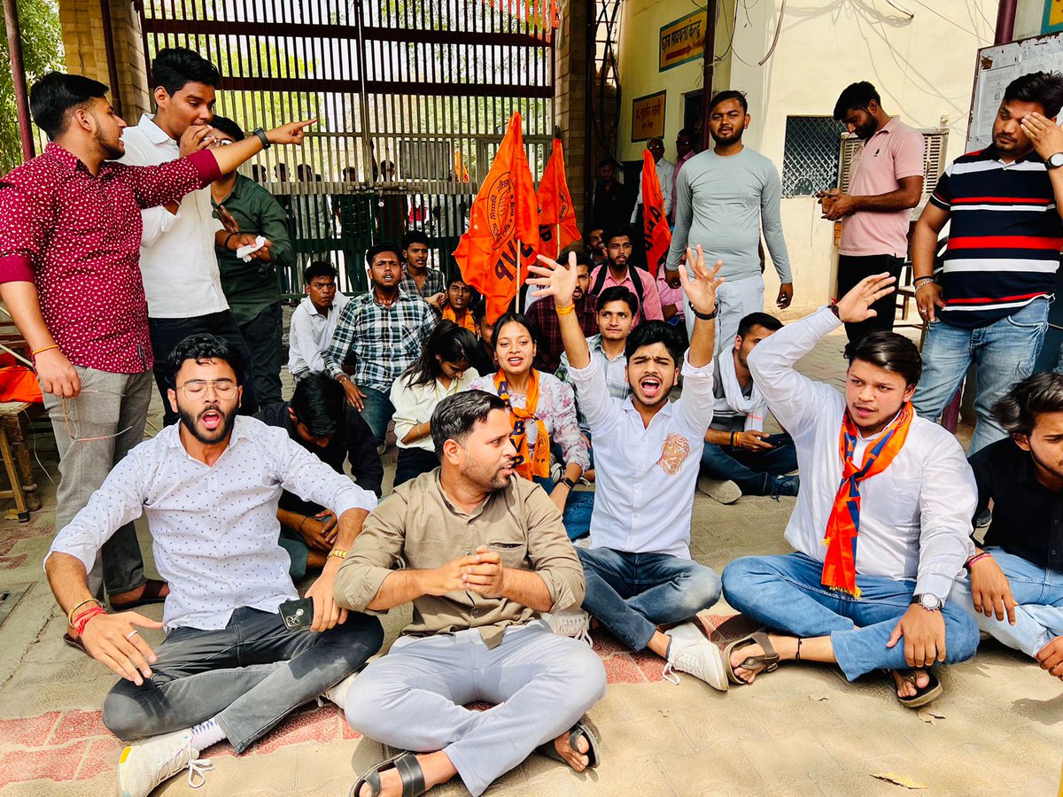 DSabvp's tweet photo. आज अखिल भारतीय विद्यार्थी परिषद के कार्यकर्ताओं ने एस.एस.वी.(पी.जी.) कॉलेज हापुड़ में एक छात्रा के साथ हिंदी विभाग के शिक्षक जय प्रताप द्वारा अभद्र भाषा व दुर्व्यवहार किया गया जिसके संबंध में कॉलेज प्राचार्य का घेराव कर धरना प्रदर्शन करते हुए प्राचार्य को ज्ञापन दिया। https://t.co/YDuhDxF9cE