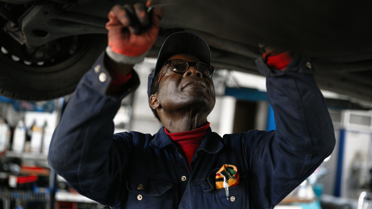 Ein König bei der Arbeit 🔧 Céphas Bansah
#kfz #werkstatt