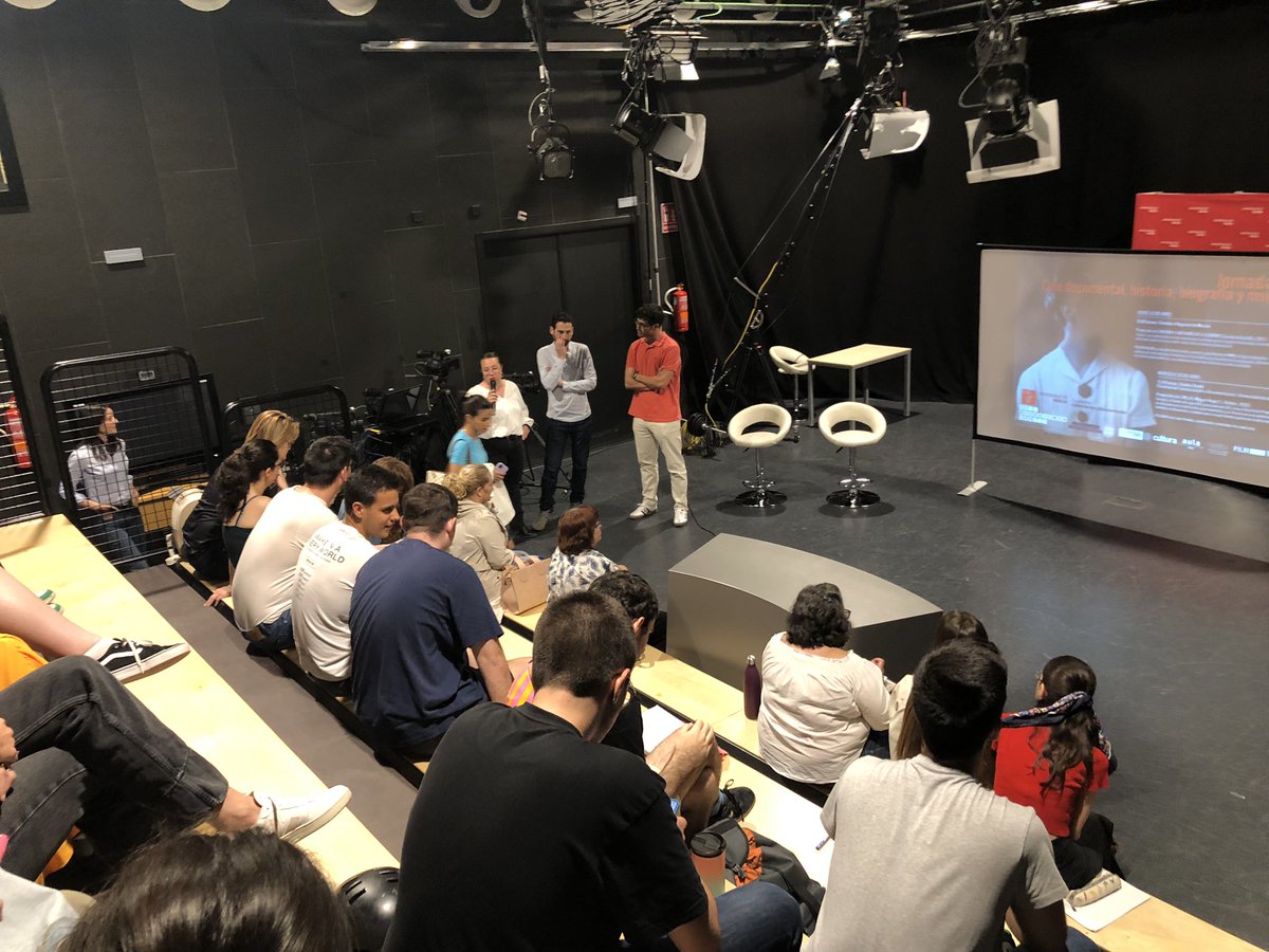 leonardagj's tweet photo. Emocionada con la proyección de #emilia en @fcdmurcia, pedazo de documental sobre #emiliapardobazan producido por @TwinFreakStudio 👏🏻. Magnífico coloquio posterior con el productor de la peli @JAPoveda y la profesora de hist. del periodismo @veronicadeharo. Seguimos #comunicafest https://t.co/LAKULpsIEz