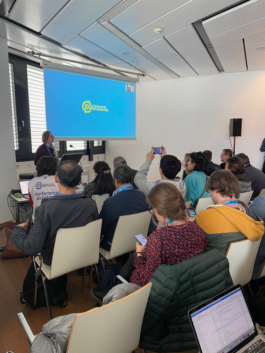 Full house for the Digital Twin of Earth at #egu2023 with @Dr_RSchneider from @esa_eo starting the session