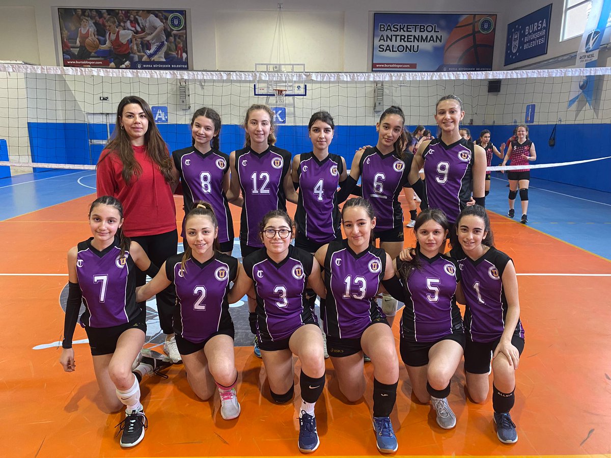 UOOzluce's tweet photo. Uğur Okulları Ortaokul Yıldız Kız Voleybol takımımız Bursa Okul Sporlarının düzenlediği okullararası müsabakalarda B grubundaki ilk maçında Balat Tan Okullarını 2-0 yenmiştir. 💪🏼
Öğrencilerimizi tebrik ederiz ve diğer maçlarında kızlarımıza başarılr dileriz. 👏🏼 👏🏼👏🏼 https://t.co/V4HCnhWDxp