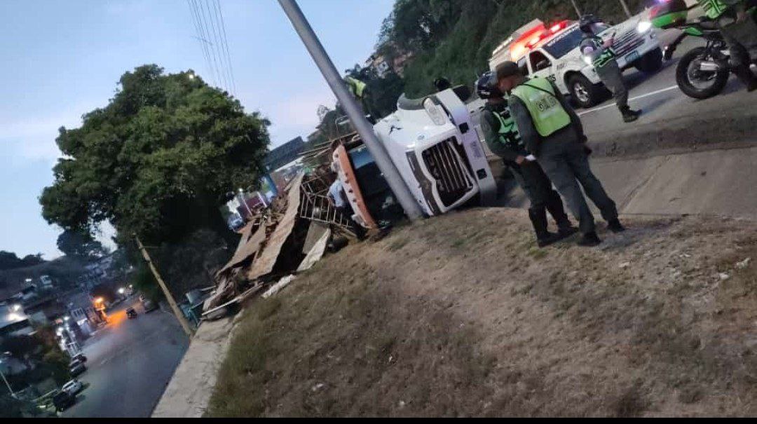Autop. Caracas/ La Guaira - Se mantiene el retraso por volcamiento de gandola a la altura de el Dist. Sucre, sentido La Guaira. Se recomienda tomar la Carr. Vieja Caracas/ La Guaira como opción.  08:21 AM. #TrafficCenter

📷Cortesía.