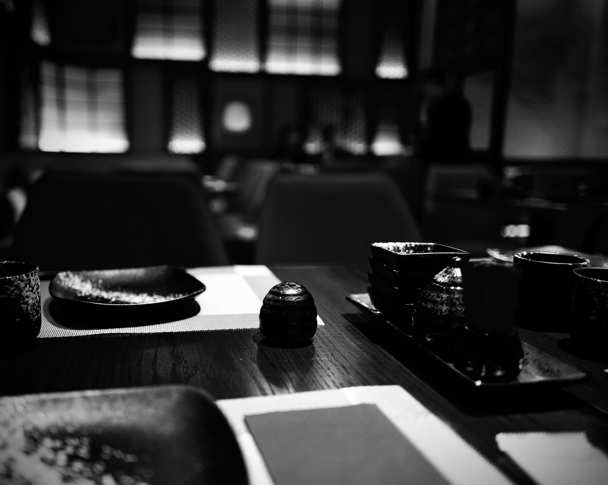 IrrancaGiuPHOTO's tweet photo. Il ristorante giapponese incanta con il suo mix unico di tradizione e innovazione. L'ambiente accogliente e minimalista invita gli ospiti a immergersi in un'esperienza culinaria autentica. #restauant #japan #food #leica #Monochrome #Black #White #CloseUp #art #photography #street https://t.co/hg6ICxnTUJ