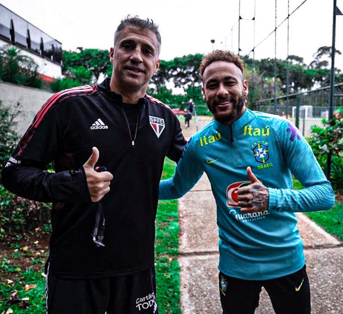 golal90fc's tweet photo. 🔝 Solo 2 jugadores en la HISTORIA han marcado goles en una final de Champions y Libertadores:

🇧🇷 Neymar Júnior (Peñarol en 2011 y Juve en 2015)

🇦🇷 Hernán Crespo (América de Cali en 1996 y Liverpool en 2005). https://t.co/yZ4zEgDd64