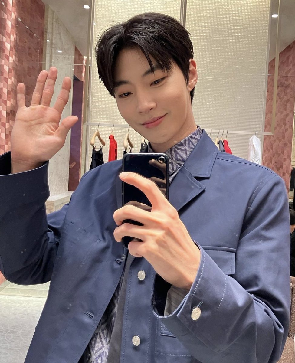 gomm1800's tweet photo. 이야,,,황인엽,,,안 찍던 셀카에,,거셀에,,팬서비스 끝판왕,,,💙이러면 누가 좋아할 줄 알아,,?완전 좋아😊
#HwangInYoup #dior https://t.co/2dZ0h0WYMl