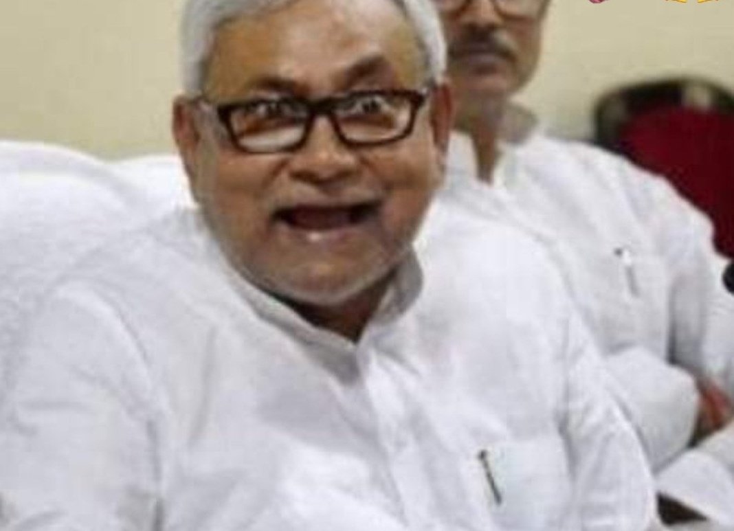 न मैं किसी का यार हूँ, न किसी का प्यार हूँ।
धोखेबाजी की आदत से लाचार हूँ।

खूब होशियार हूँ, रंगा सियार हूँ। 
पेट मे दांत है, बड़ा कलाकार हूं

हाँ मैं नीतीश कुमार हूँ ।

  #नीतीश_कुमार