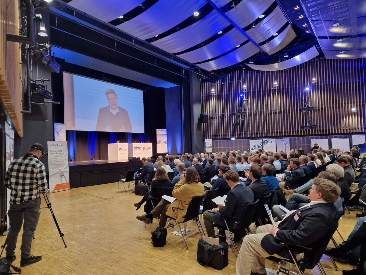 bwe_sh's tweet photo. Bundeswirtschaftsminister Habeck spricht einen Video Gruß über den anstehenden  Ausbau in den nächsten 7 Jahren. 600 Teilnehmer hören zu beim BWE SH Windbranchentag. Seine Botschaft: Machen wir Deutschland erneuerbar!
@BWEeV
@bEEmerkenswert https://t.co/oBUtTk33A6